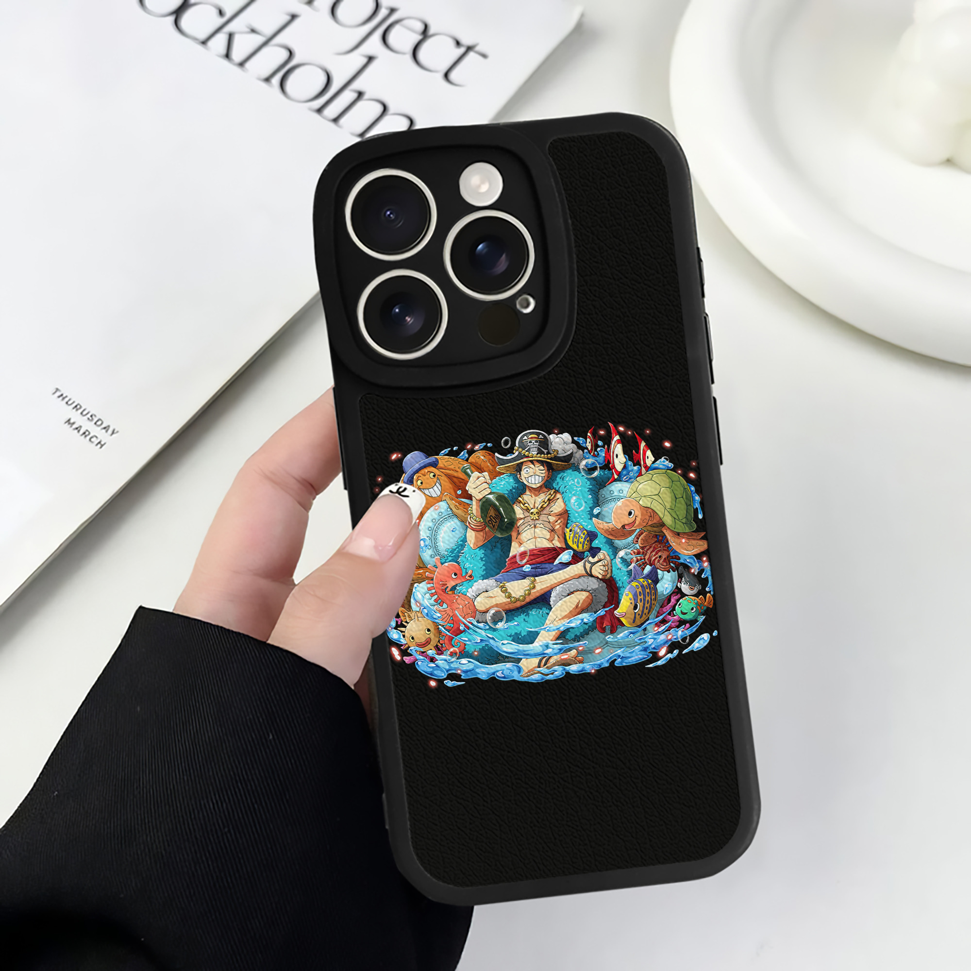 （画像用） ワンピース モンキー・D・ルフィ ONE PIECE Monkey D. Luffy 【iPhone 16シリーズ対応】シリコンスマホケース（レザー調） 材質：シリコン